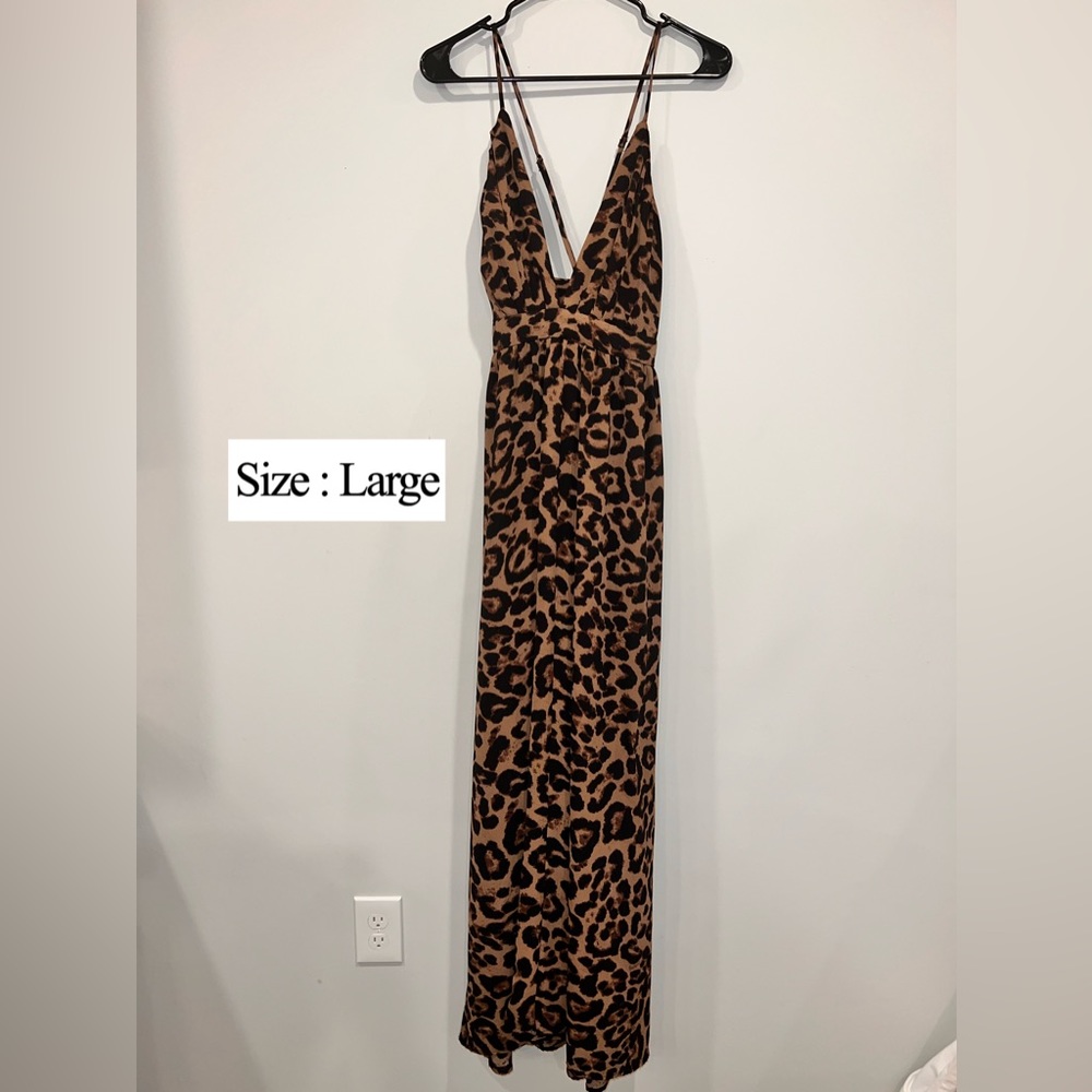 No pockets 
No rips 
Smoke Free/Pet Free
Very clean environment 
Freshly Cleaned